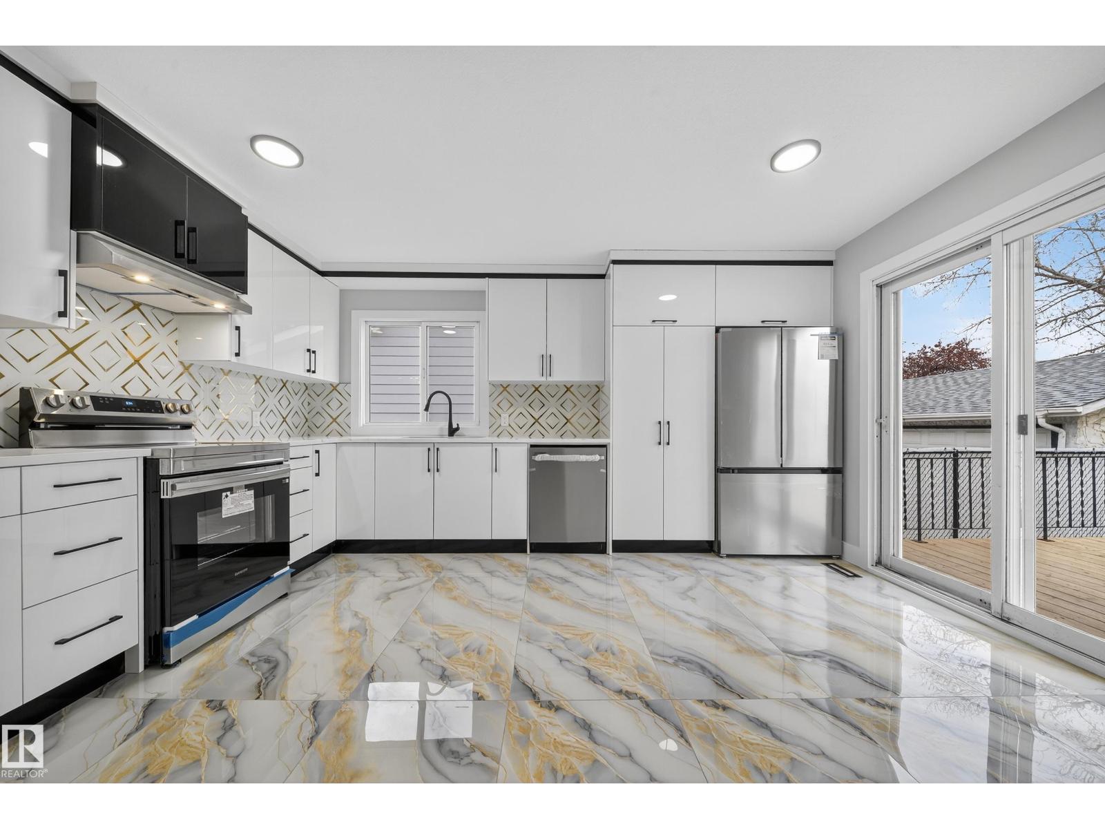 7820 22 AV NW, Edmonton