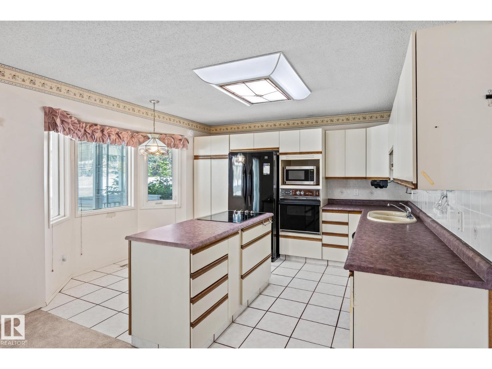 1126 105 ST NW, Edmonton