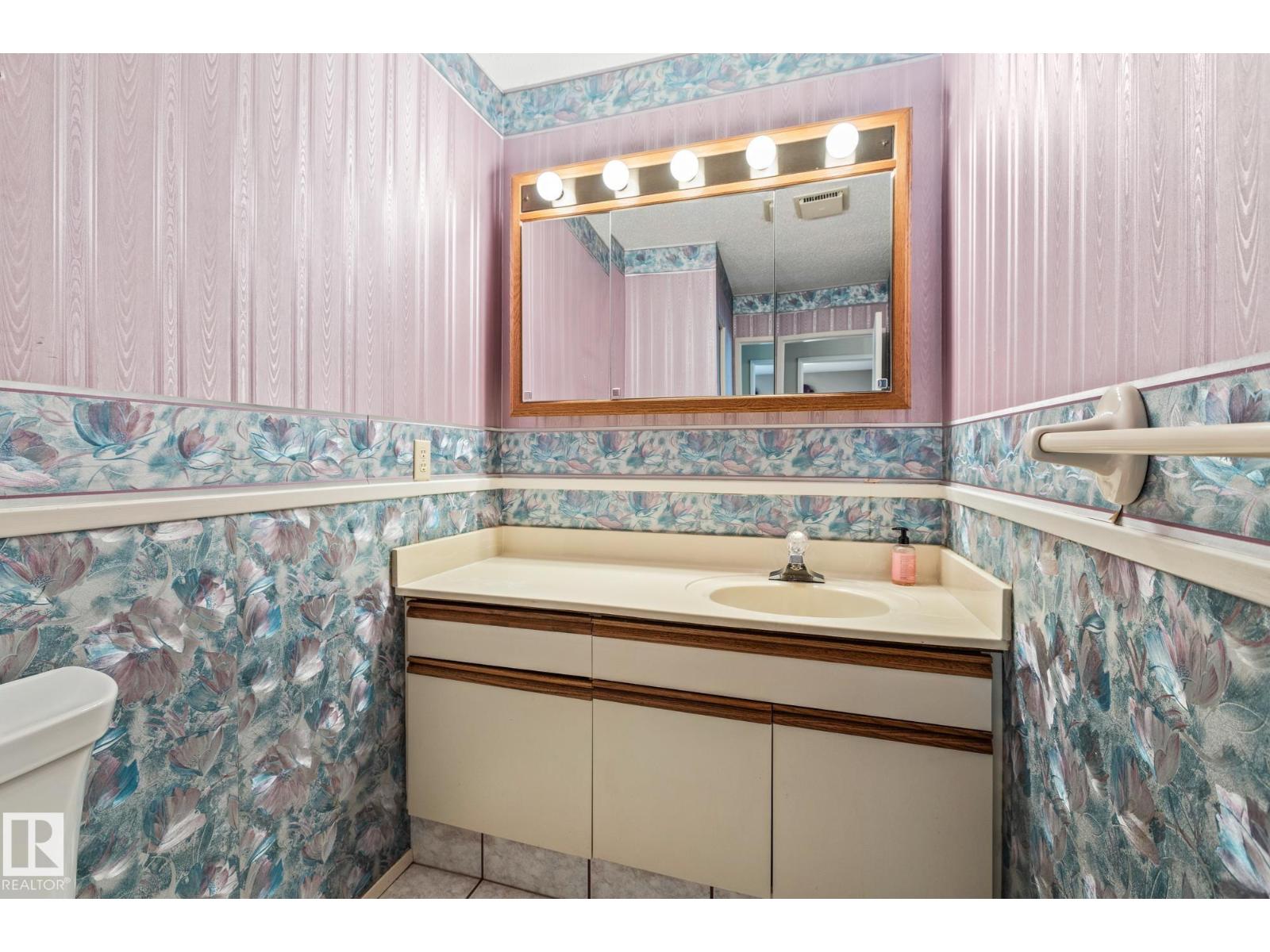 1126 105 ST NW, Edmonton