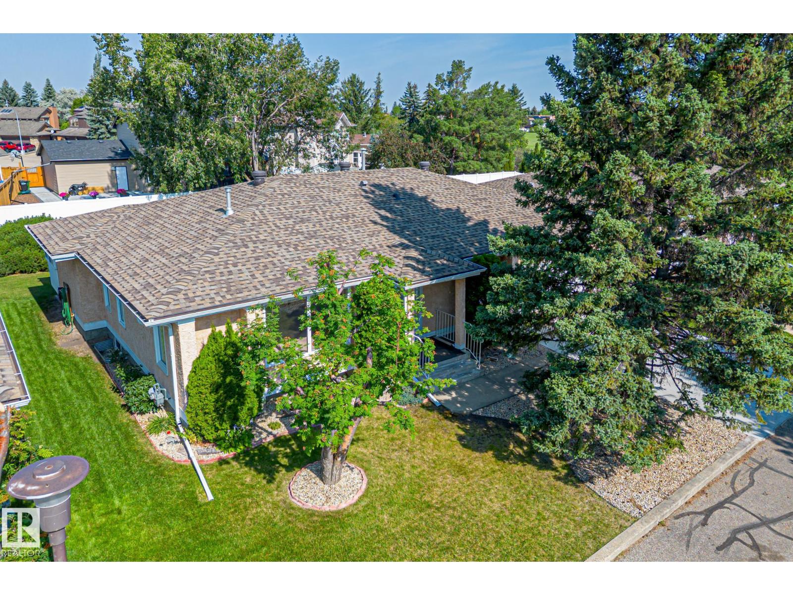 1126 105 ST NW, Edmonton