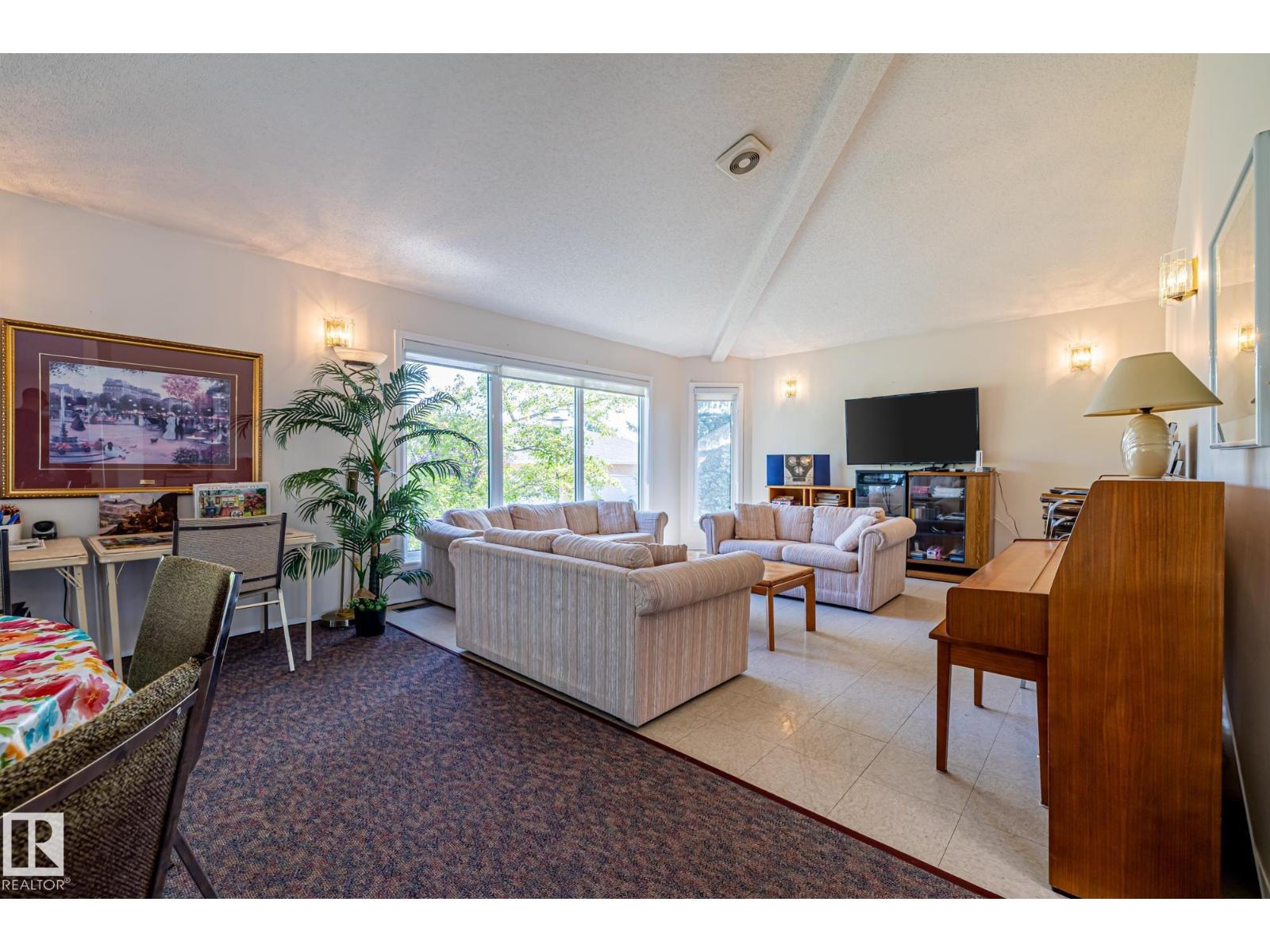 1126 105 ST NW, Edmonton