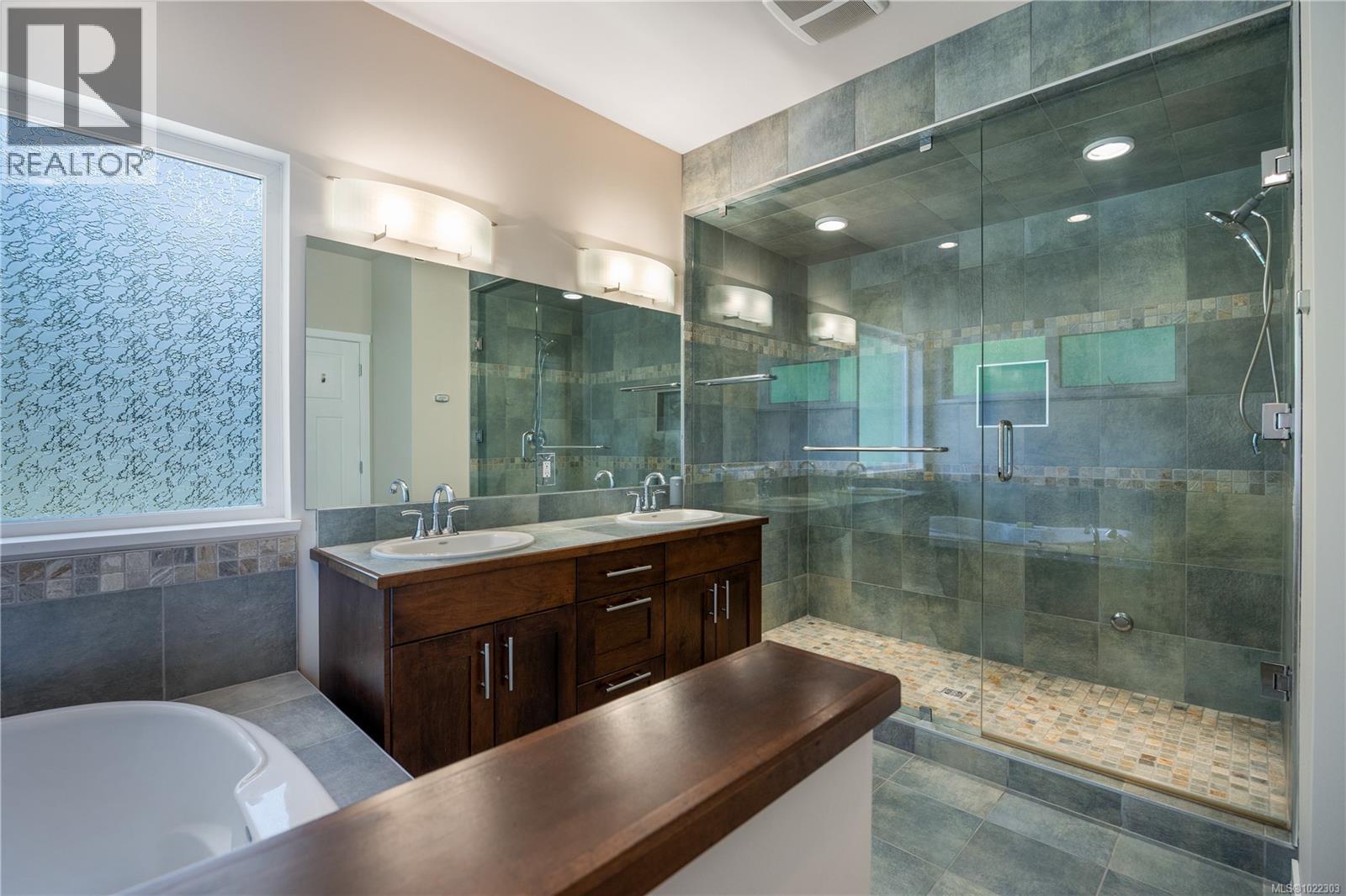 5898 Race Point Rd, Campbell River