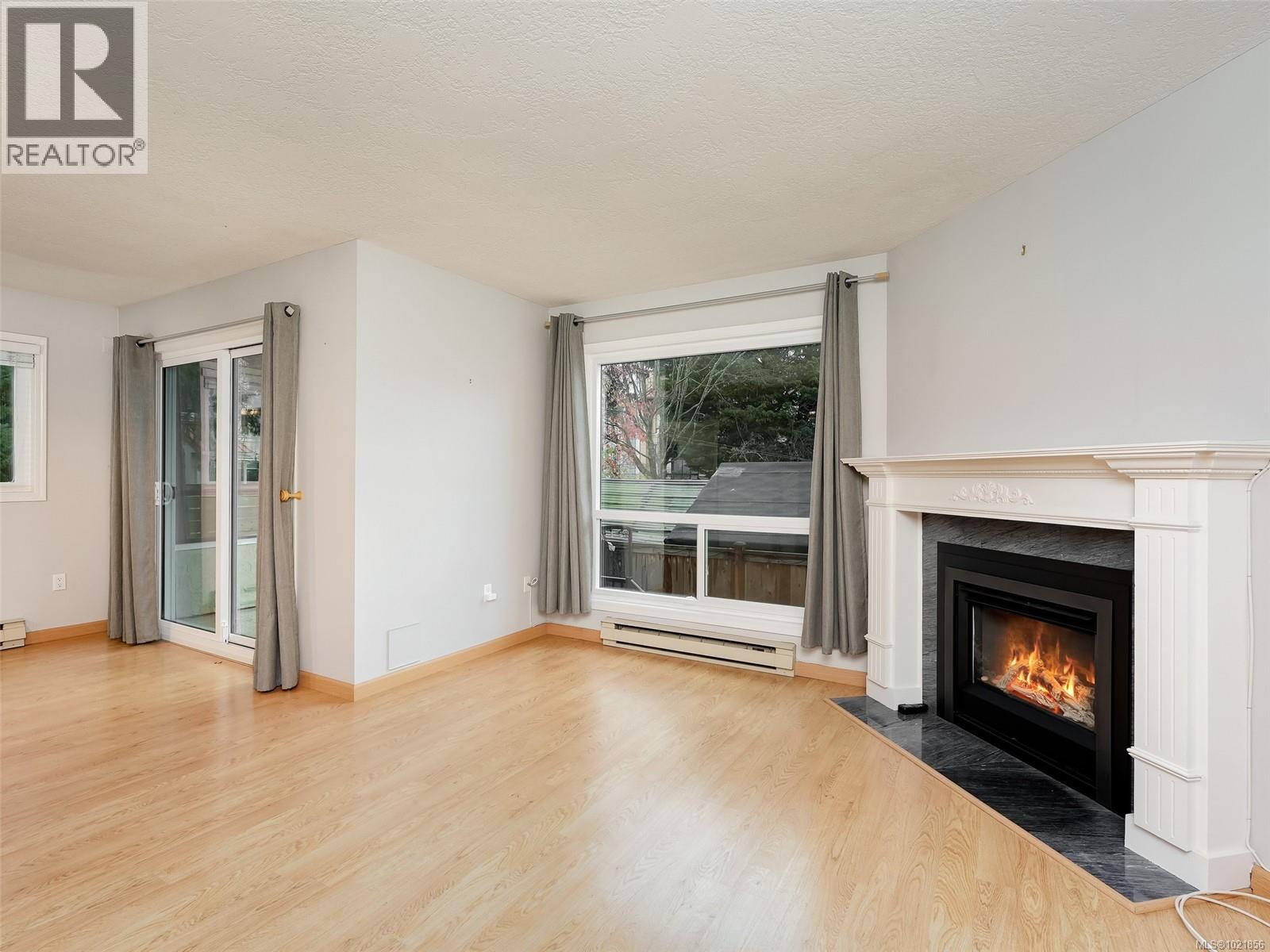 4 947 Caledonia Ave, Victoria