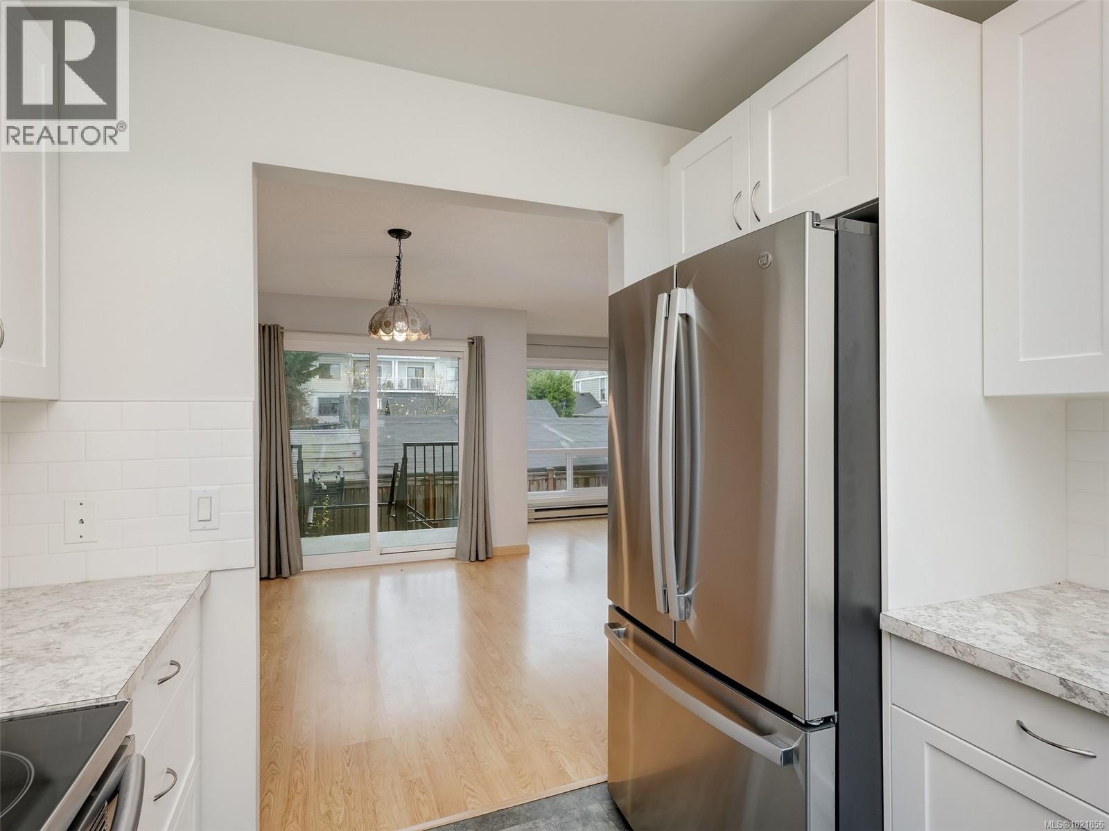 4 947 Caledonia Ave, Victoria