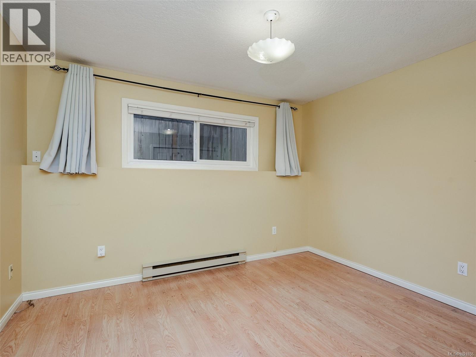 4 947 Caledonia Ave, Victoria