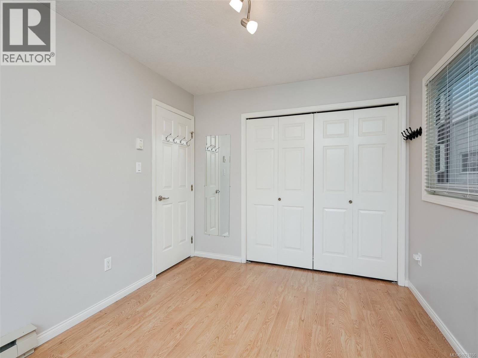 4 947 Caledonia Ave, Victoria