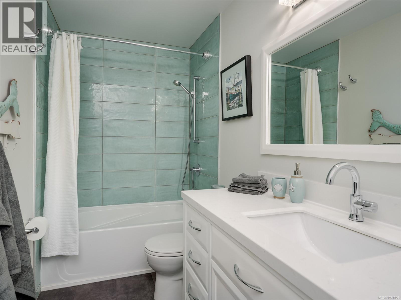 4 947 Caledonia Ave, Victoria