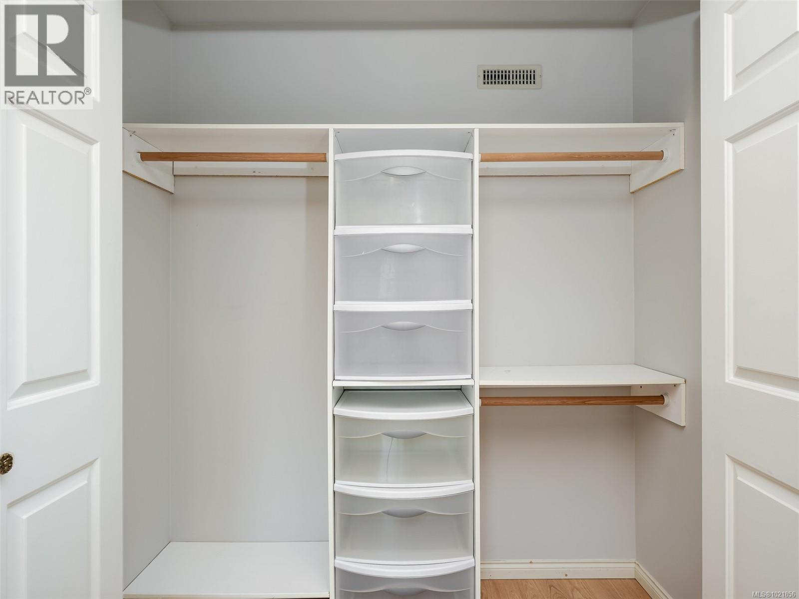 4 947 Caledonia Ave, Victoria