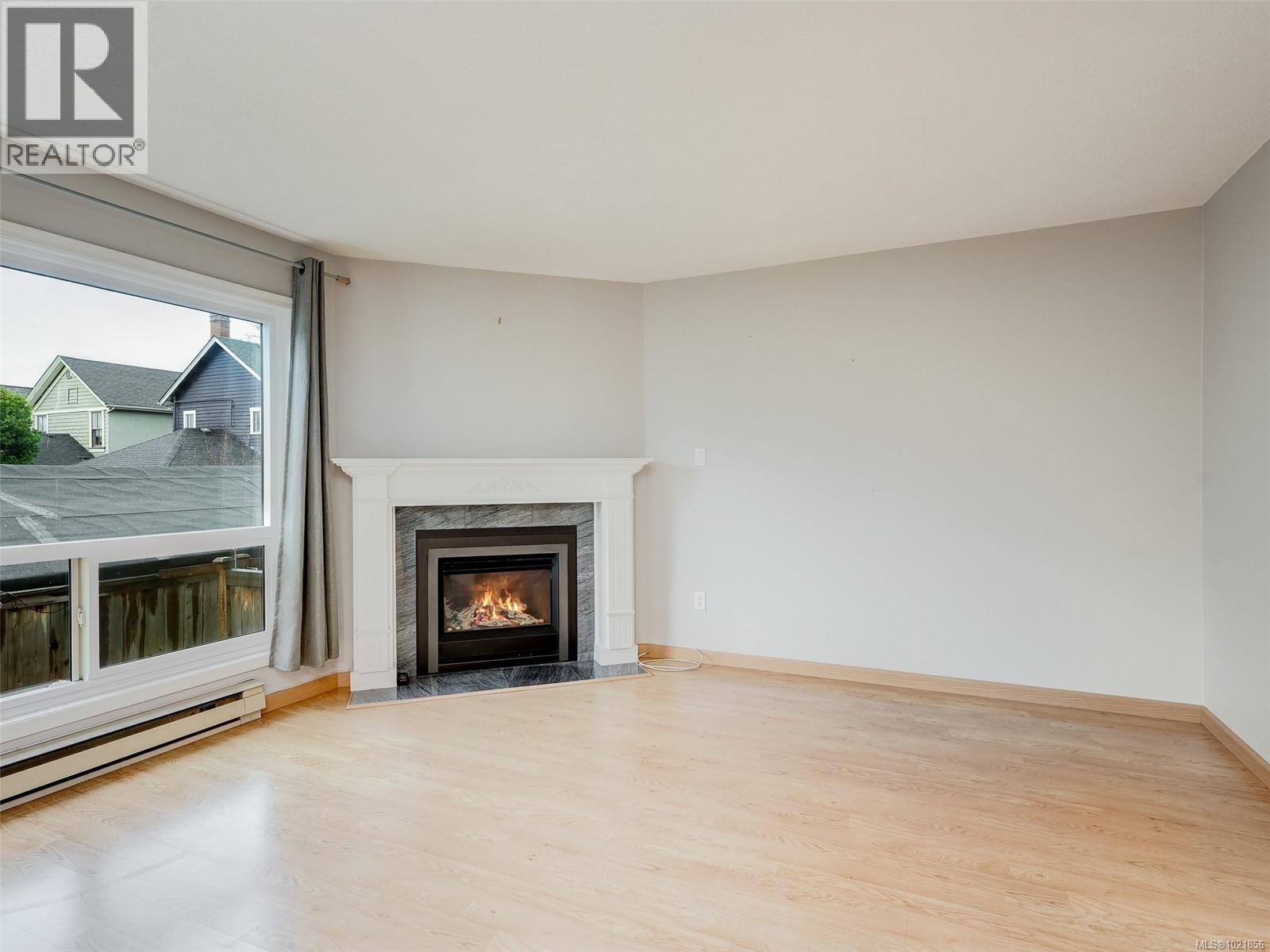 4 947 Caledonia Ave, Victoria