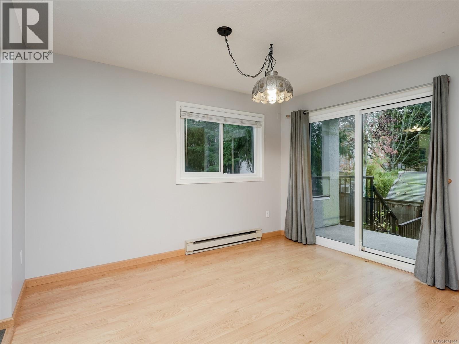 4 947 Caledonia Ave, Victoria