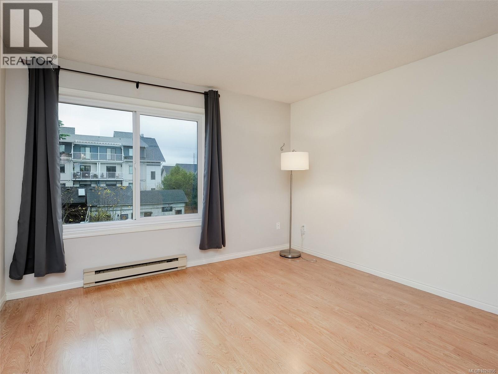 4 947 Caledonia Ave, Victoria