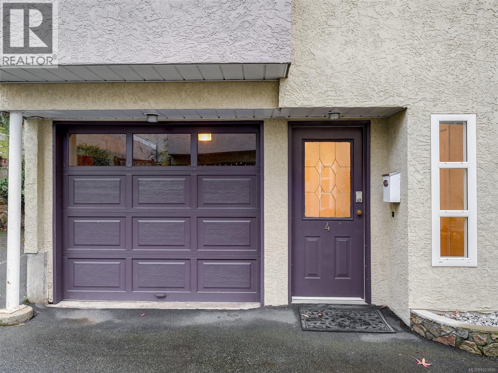 4 947 Caledonia Ave, Victoria