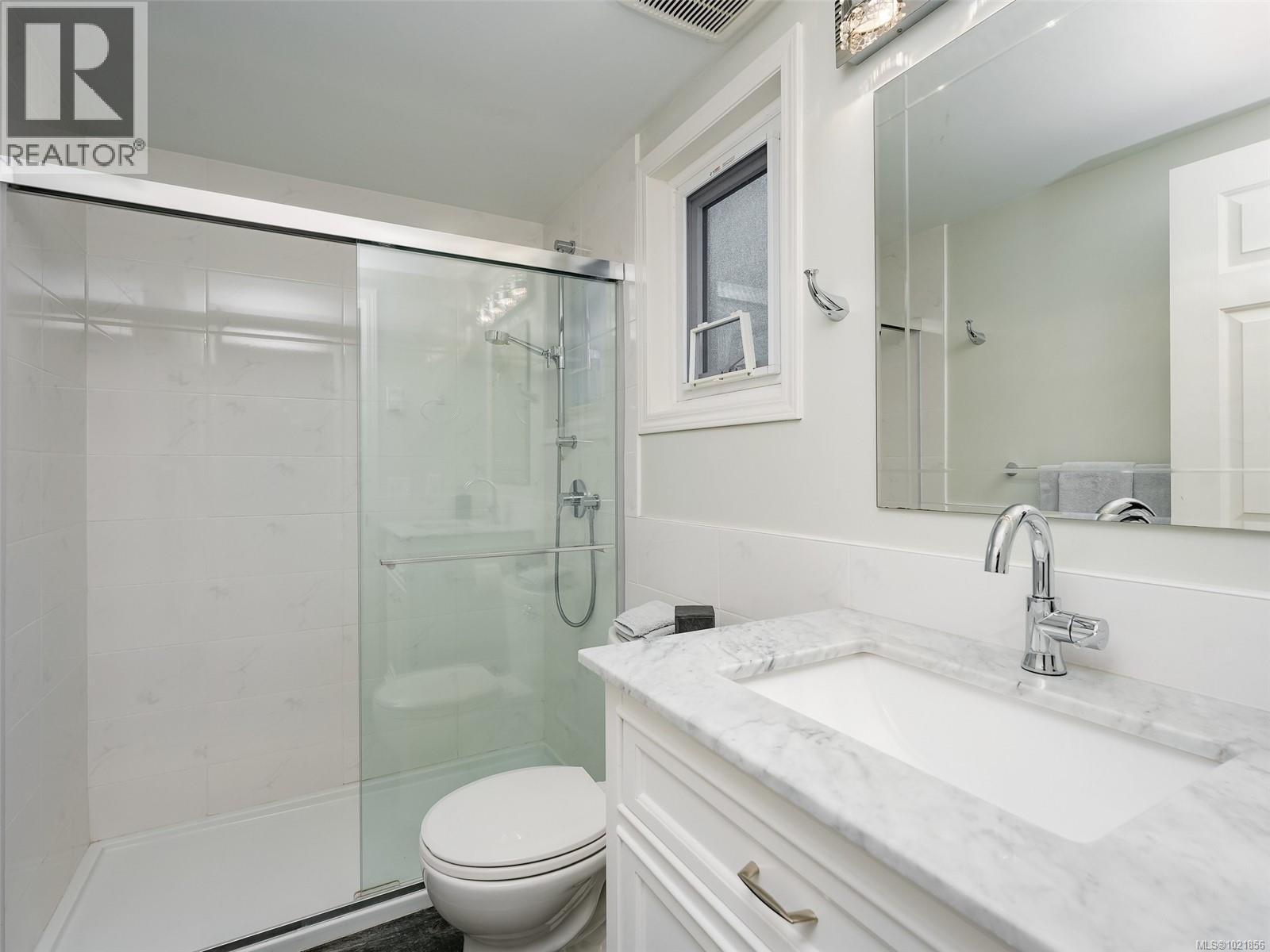 4 947 Caledonia Ave, Victoria