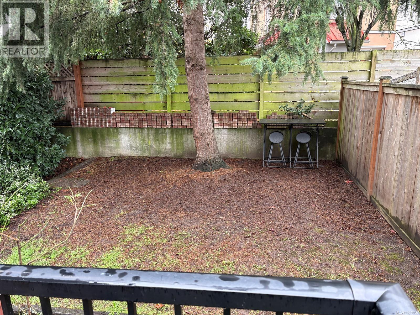 4 947 Caledonia Ave, Victoria