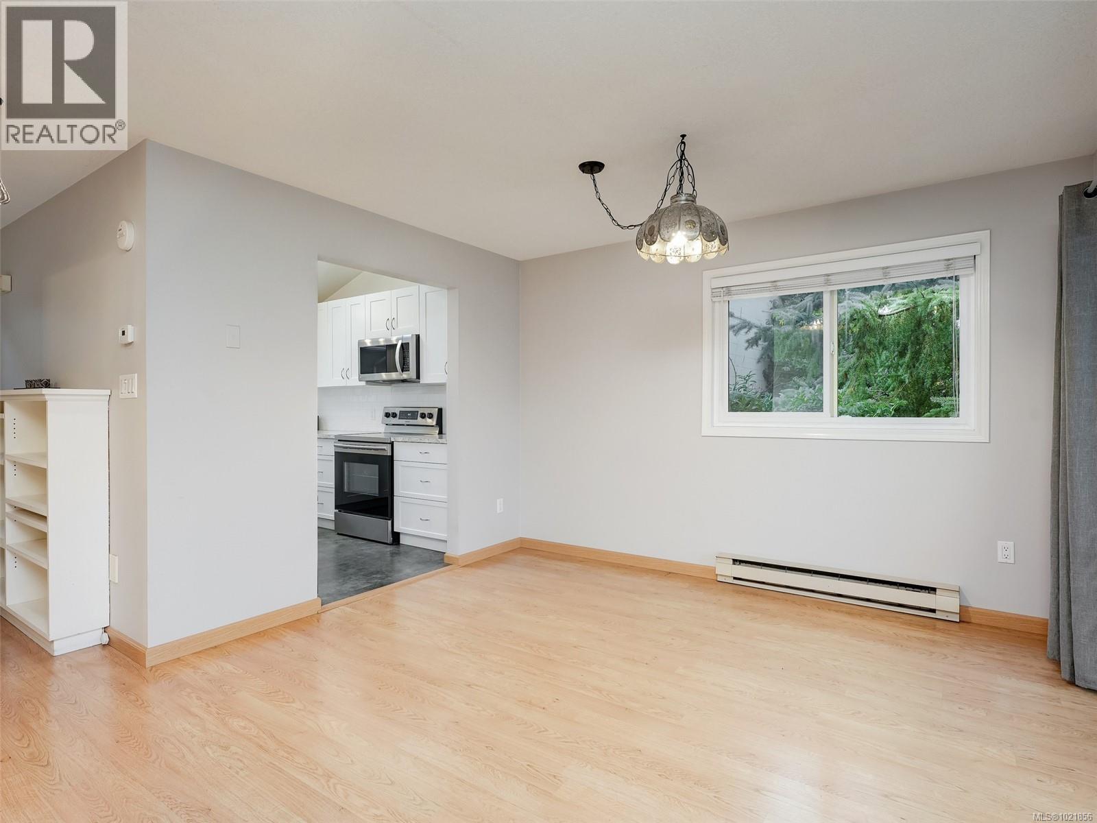 4 947 Caledonia Ave, Victoria