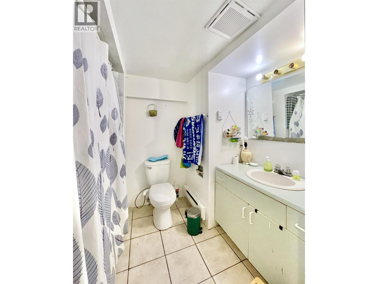 5693 DOLPHIN STREET, Sechelt