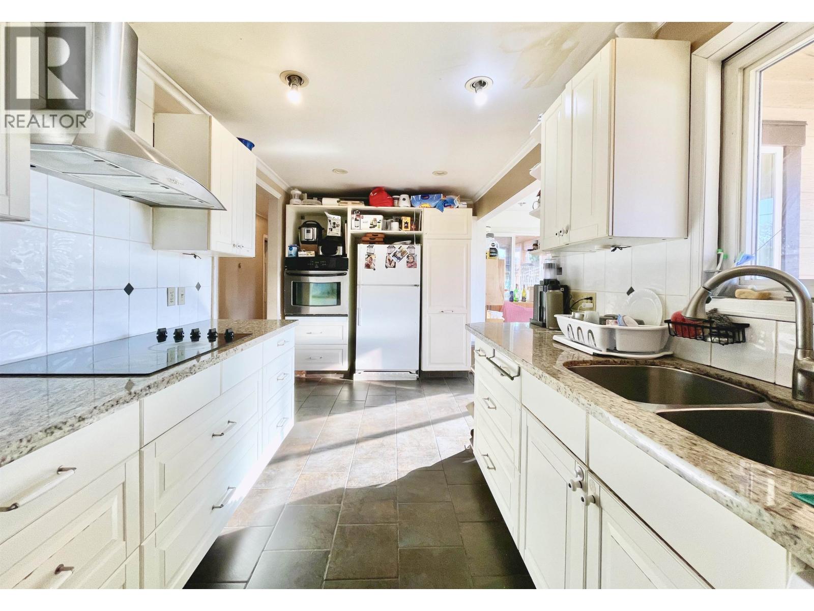 5693 DOLPHIN STREET, Sechelt