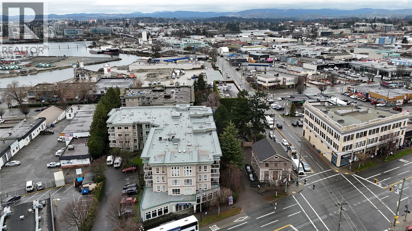 #408 649 BAY ST - 19