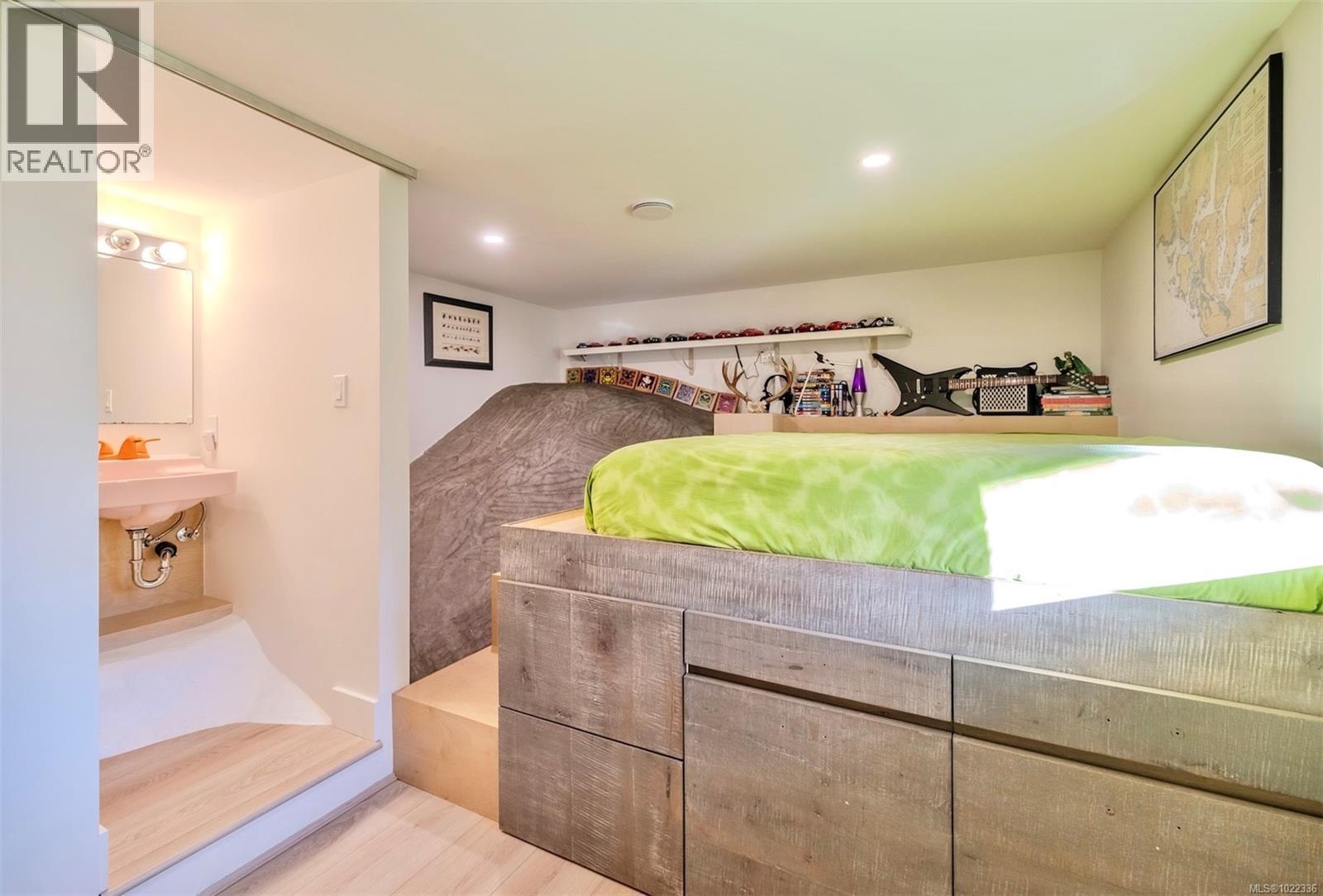 260 Neill St, Tofino