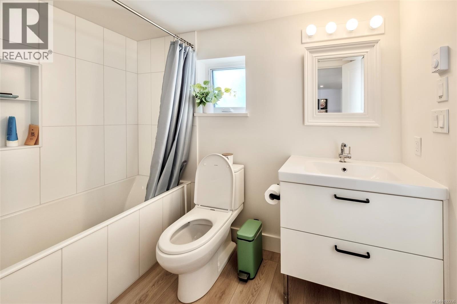 260 Neill St, Tofino