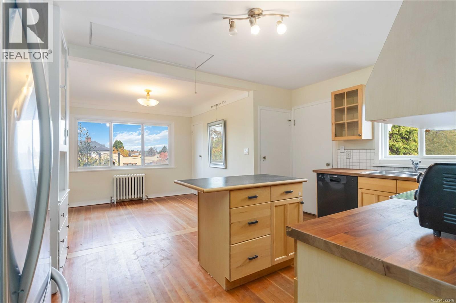 1835 Fernwood Rd, Victoria