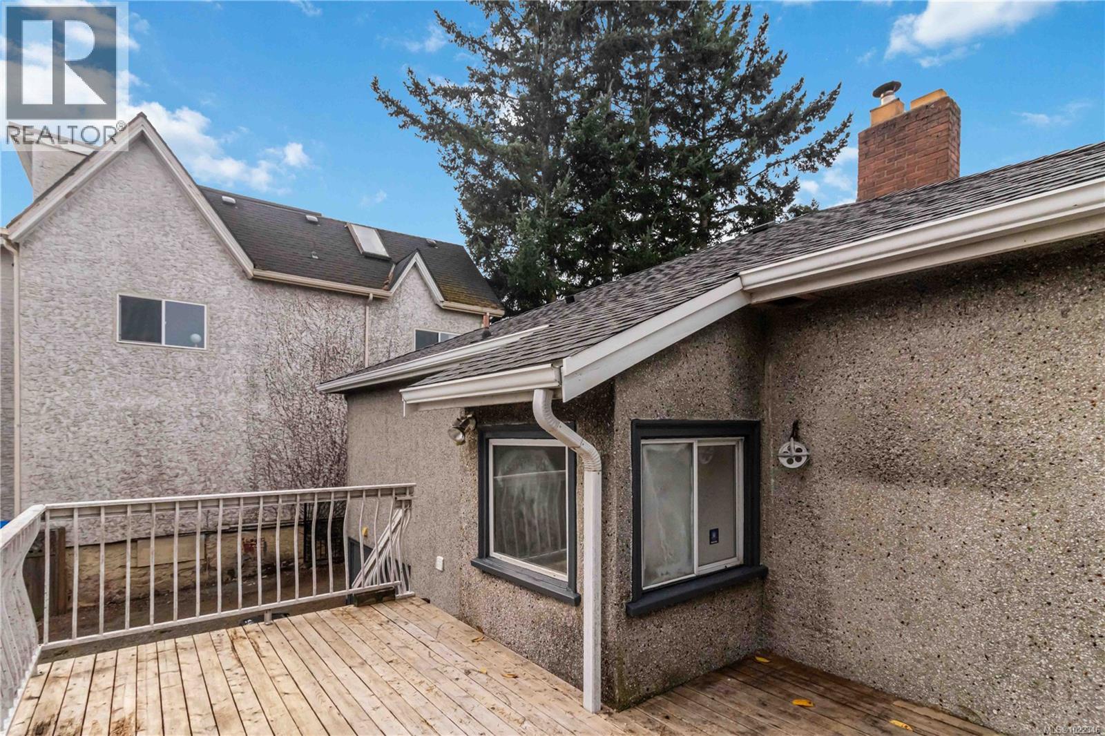 1835 Fernwood Rd, Victoria