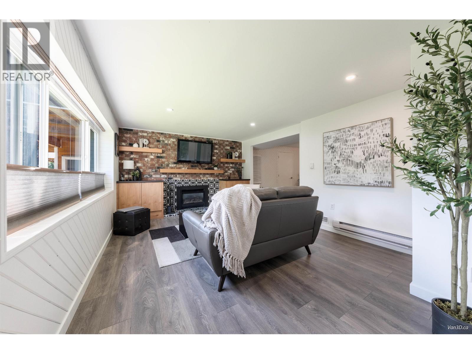 949 HARTFORD PLACE, North Vancouver