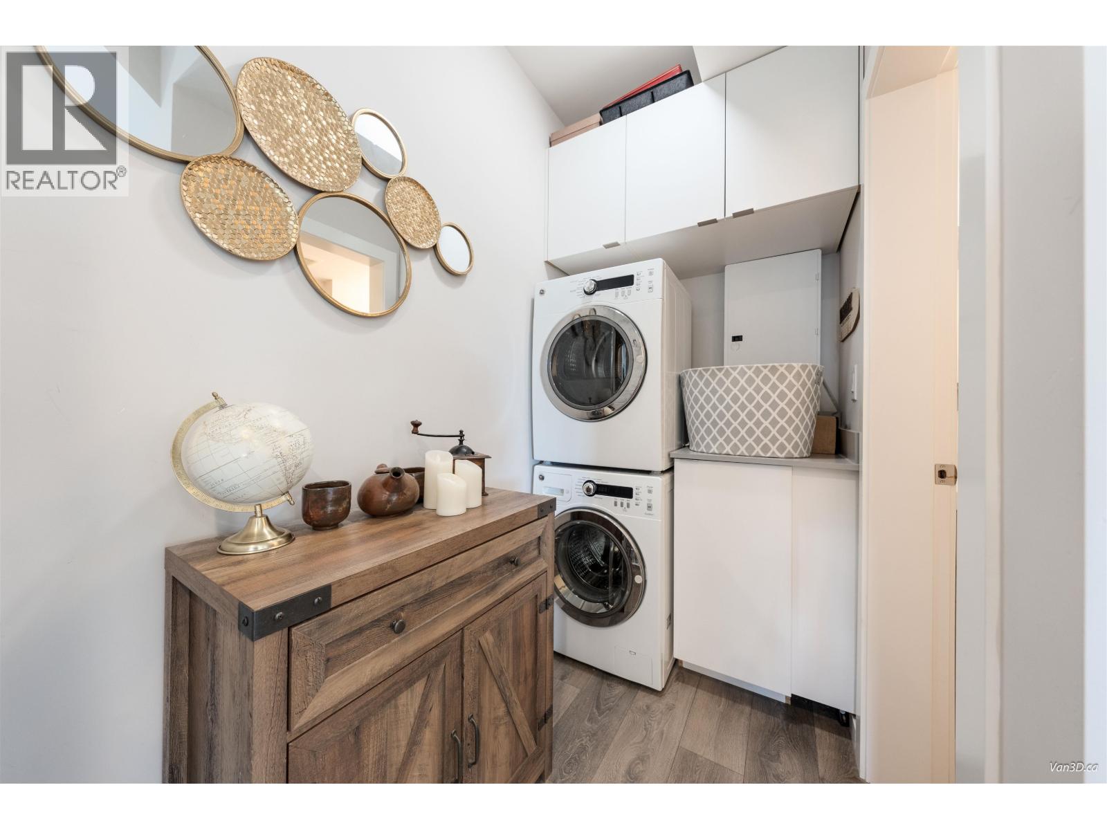 949 HARTFORD PLACE, North Vancouver