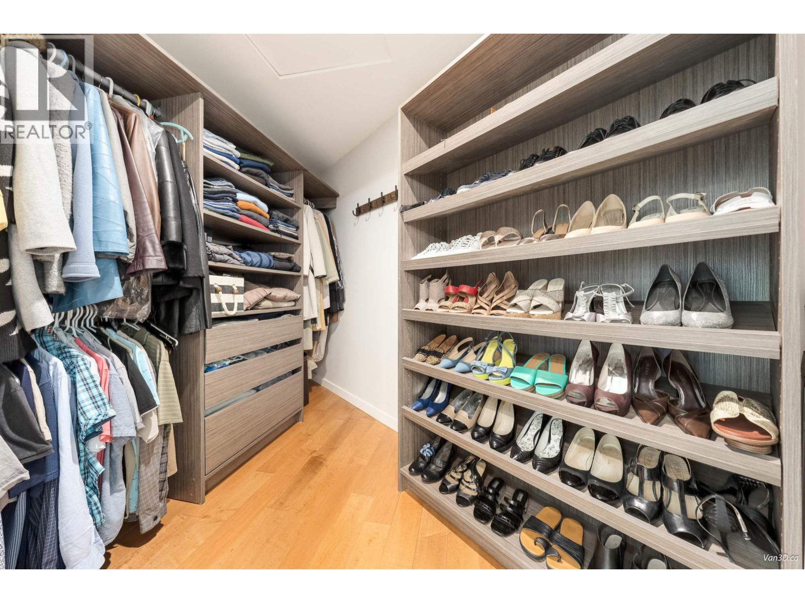 949 HARTFORD PLACE, North Vancouver