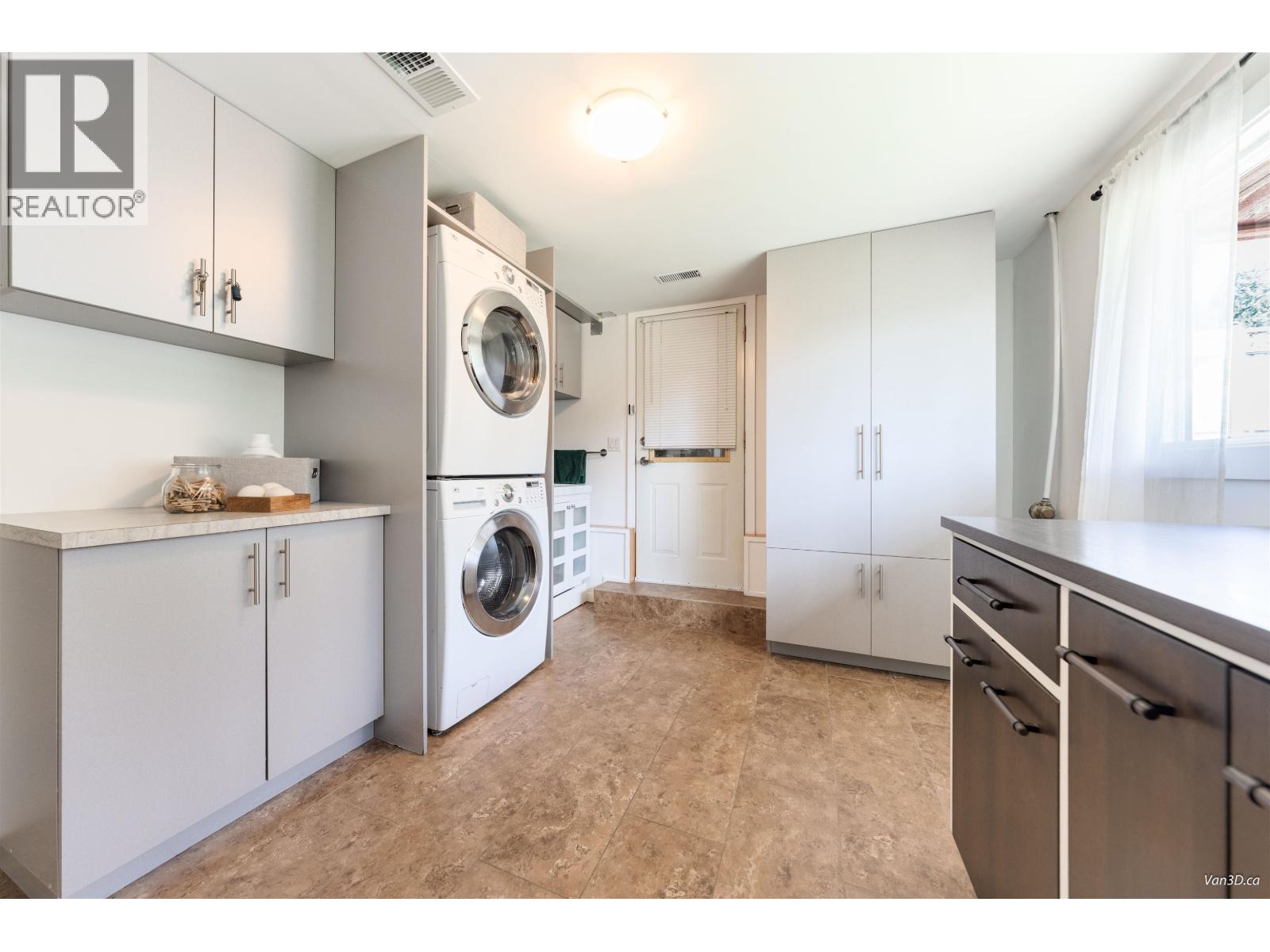 949 HARTFORD PLACE, North Vancouver