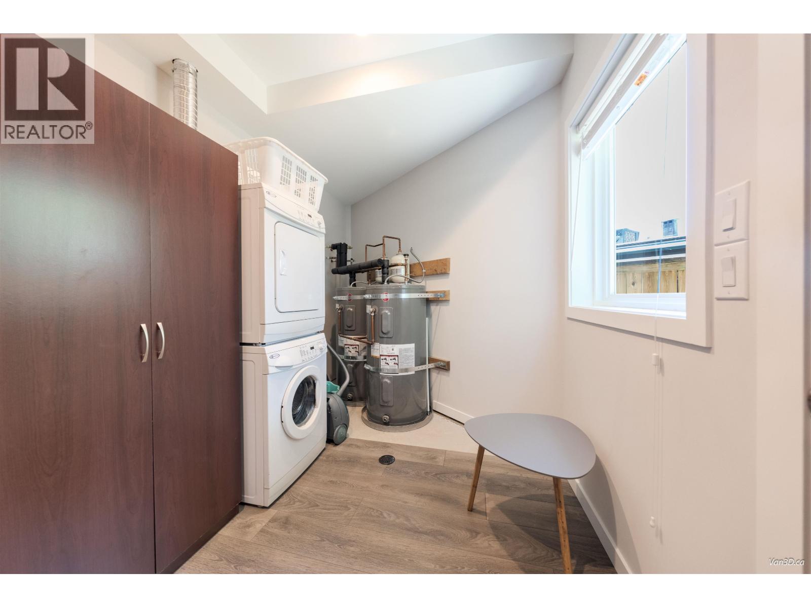 949 HARTFORD PLACE, North Vancouver