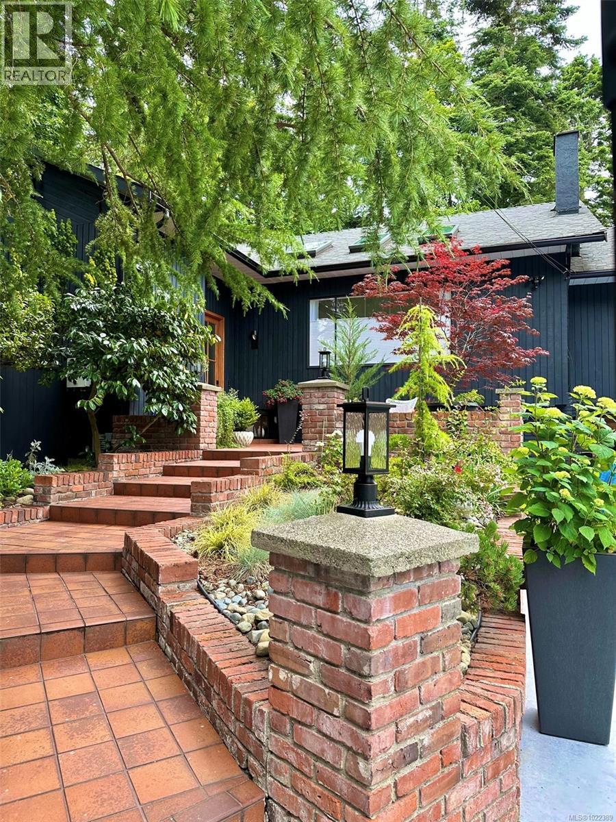 1941 Appleton Pl, Saanich