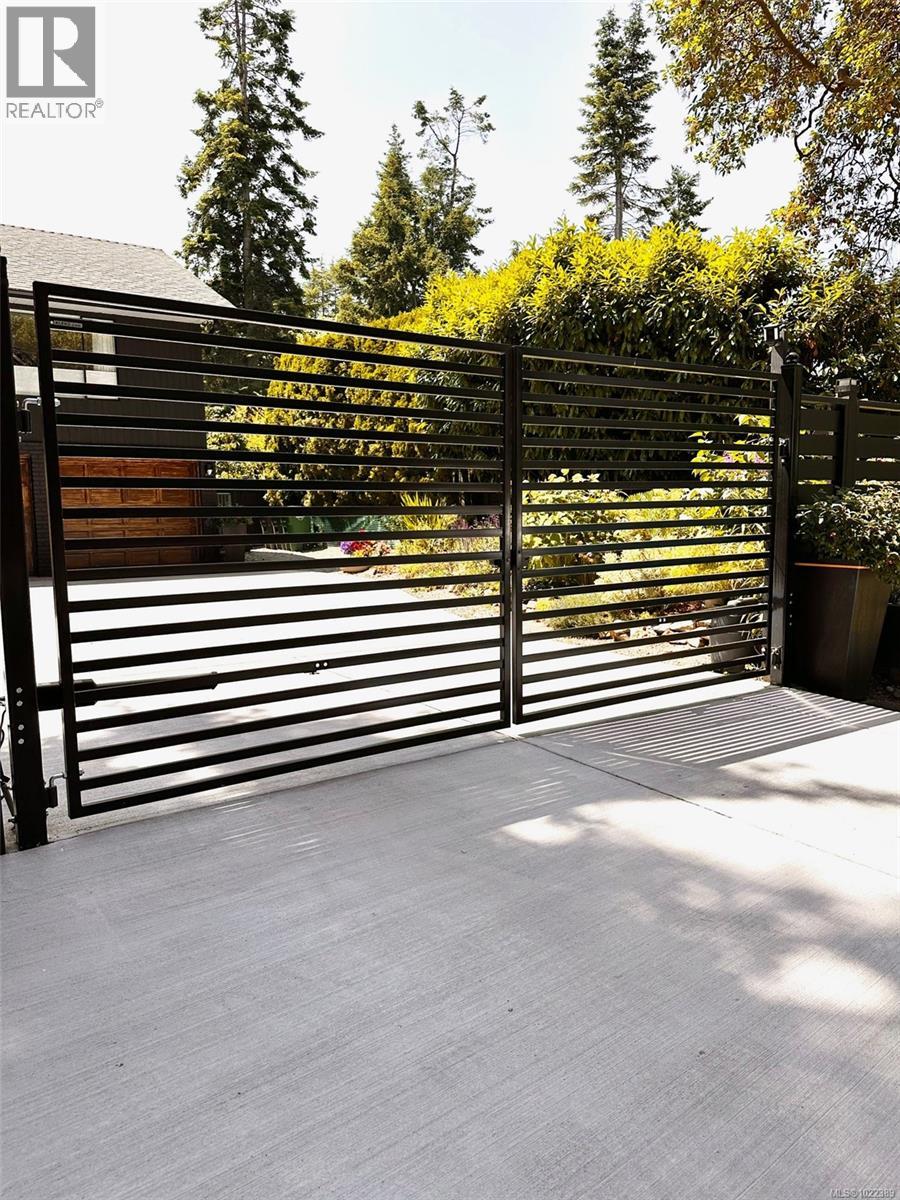 1941 Appleton Pl, Saanich