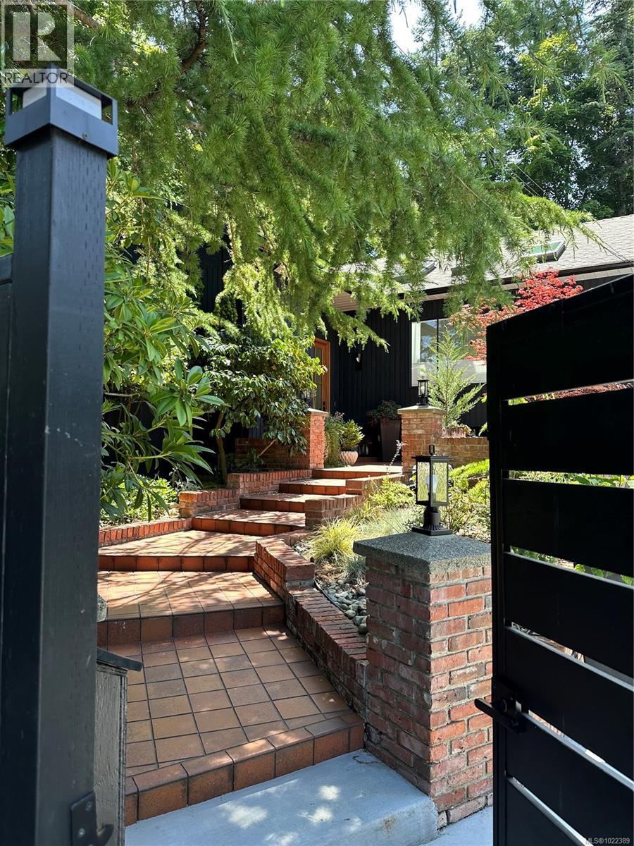 1941 Appleton Pl, Saanich