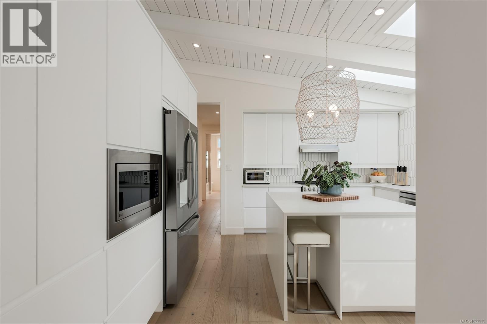 1941 Appleton Pl, Saanich