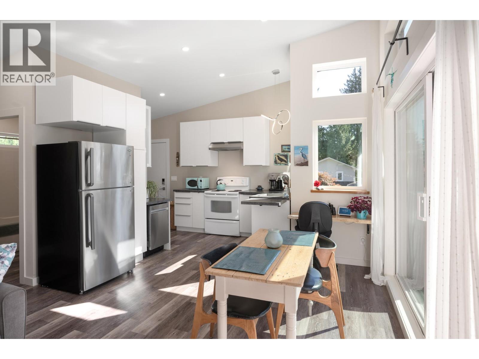 7835 REDROOFFS ROAD, Halfmoon Bay