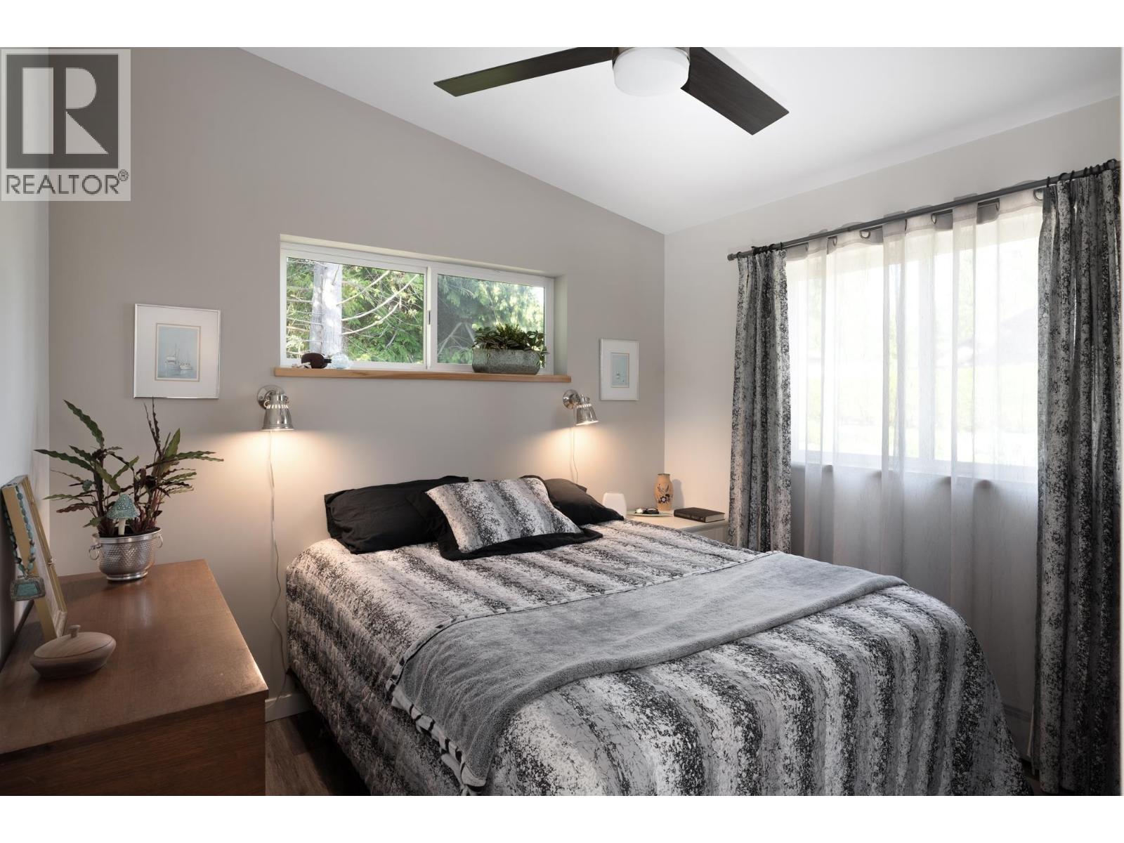 7835 REDROOFFS ROAD, Halfmoon Bay