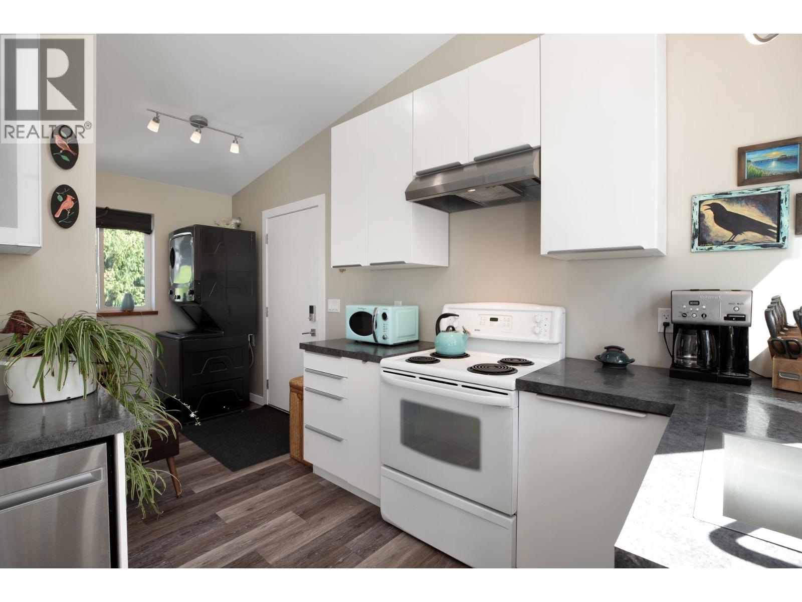 7835 REDROOFFS ROAD, Halfmoon Bay