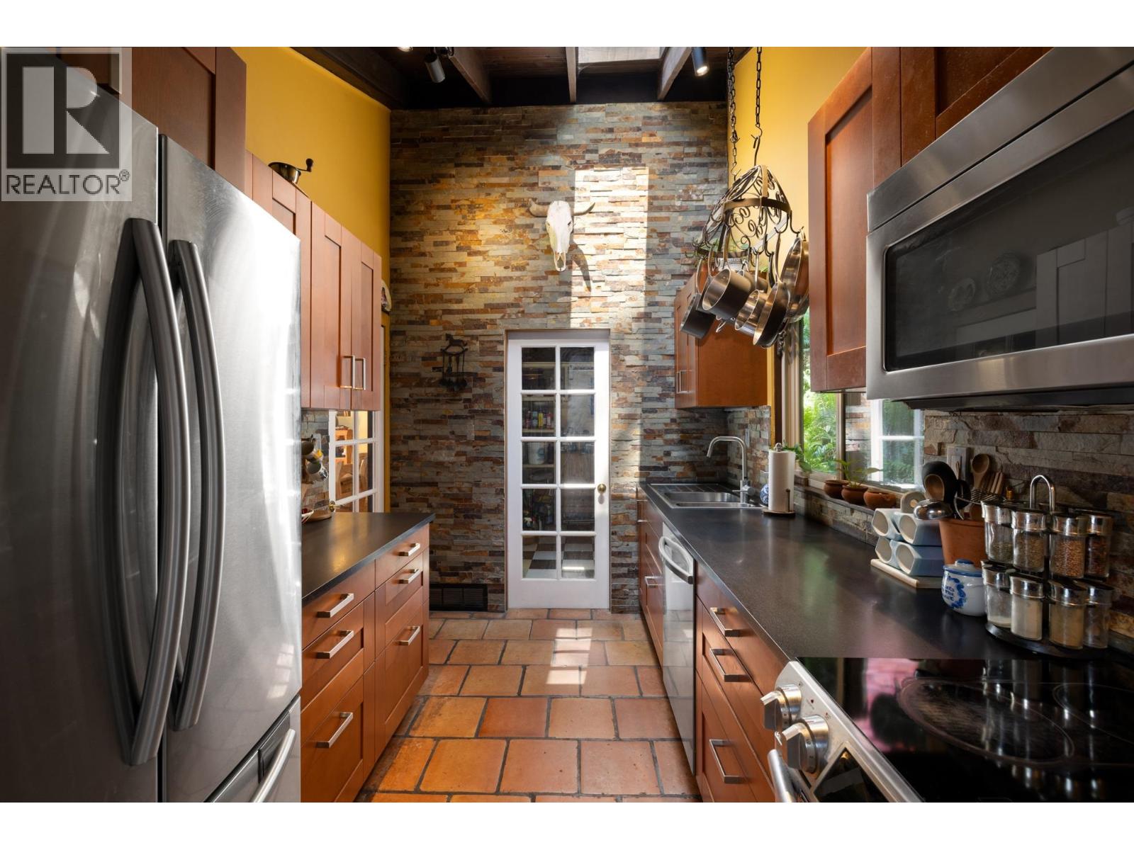 315 BAYVIEW ROAD, Lions Bay