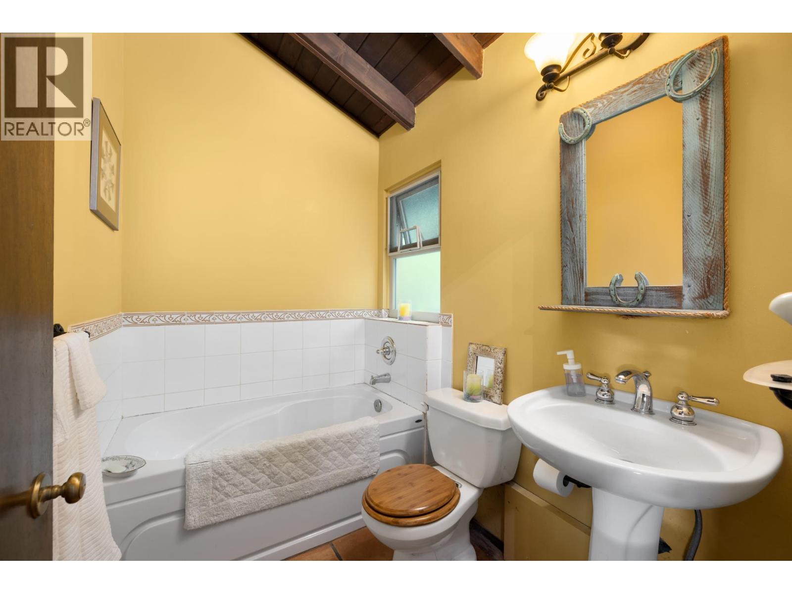 315 BAYVIEW ROAD, Lions Bay