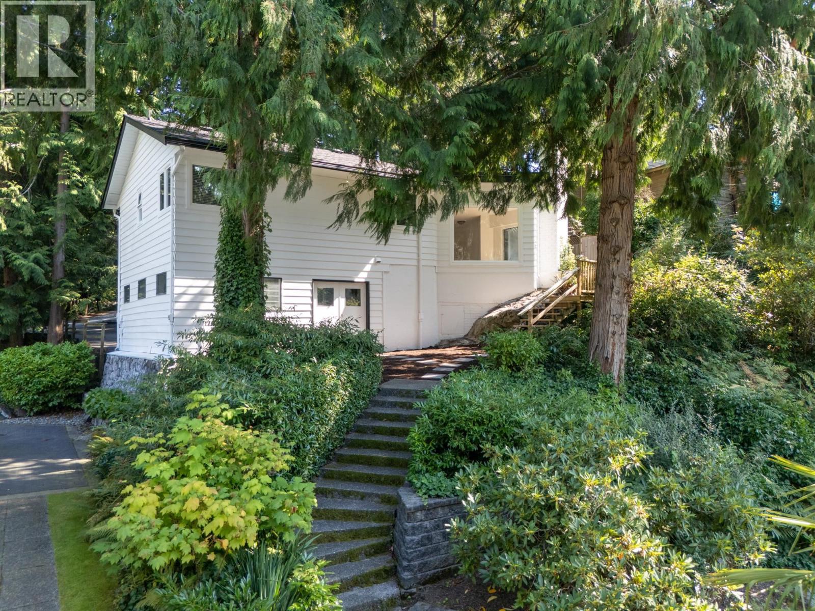 5733 BLUEBELL DRIVE, West Vancouver