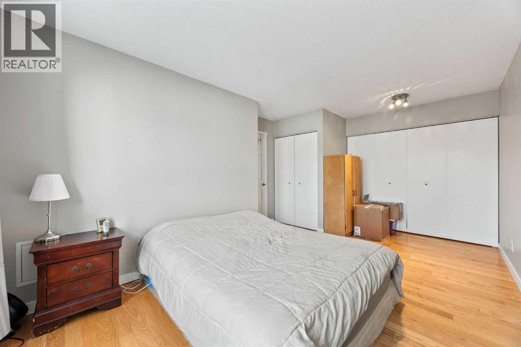 Single Family House for Sale in  Signal Hill Green SW Signal Hill Calgary 