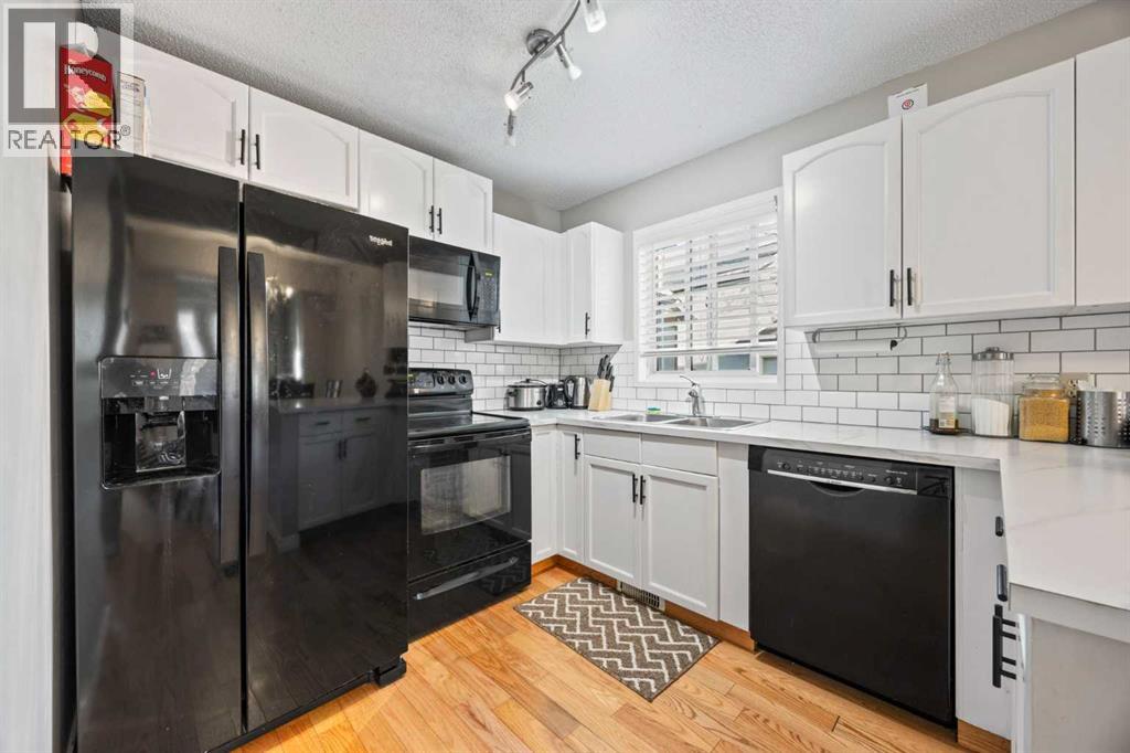 Single Family House for Sale in  Signal Hill Green SW Signal Hill Calgary 