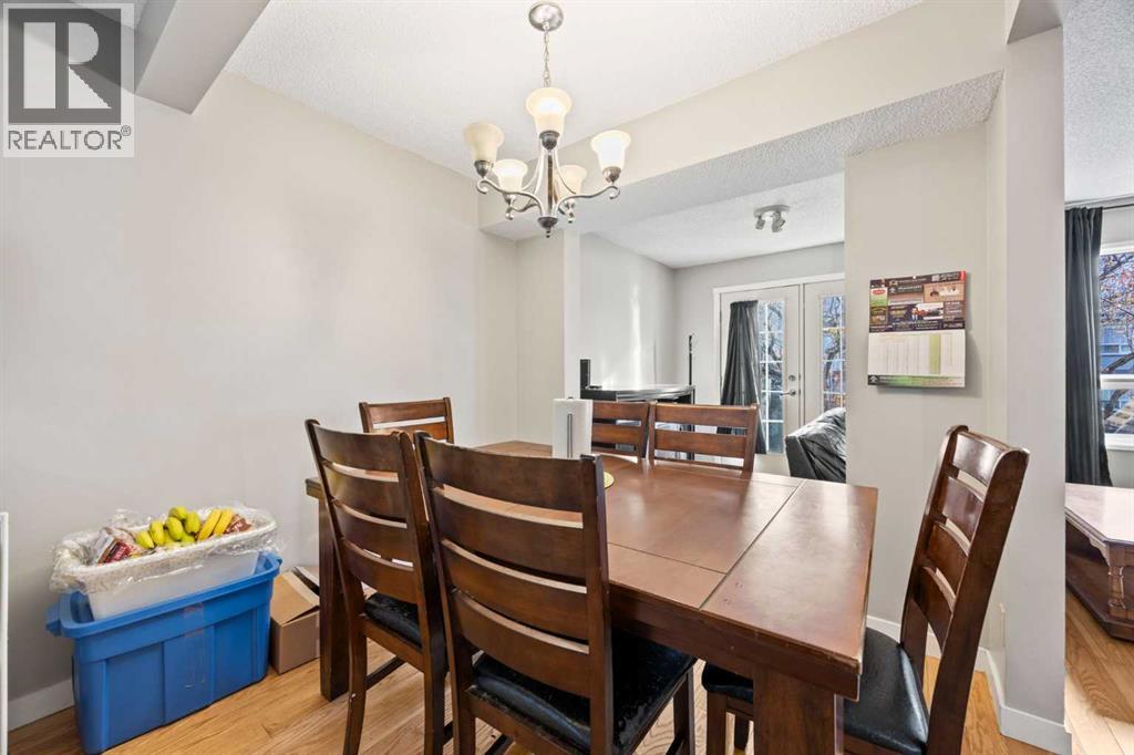 Single Family House for Sale in  Signal Hill Green SW Signal Hill Calgary 