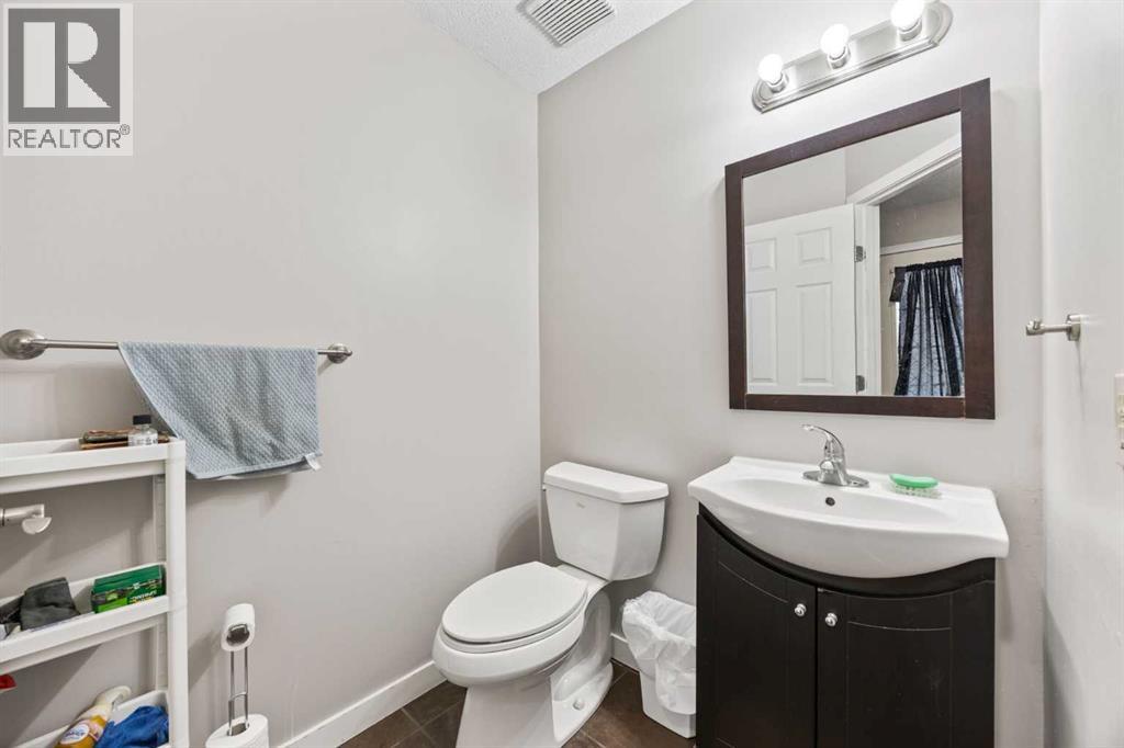 Single Family House for Sale in  Signal Hill Green SW Signal Hill Calgary 