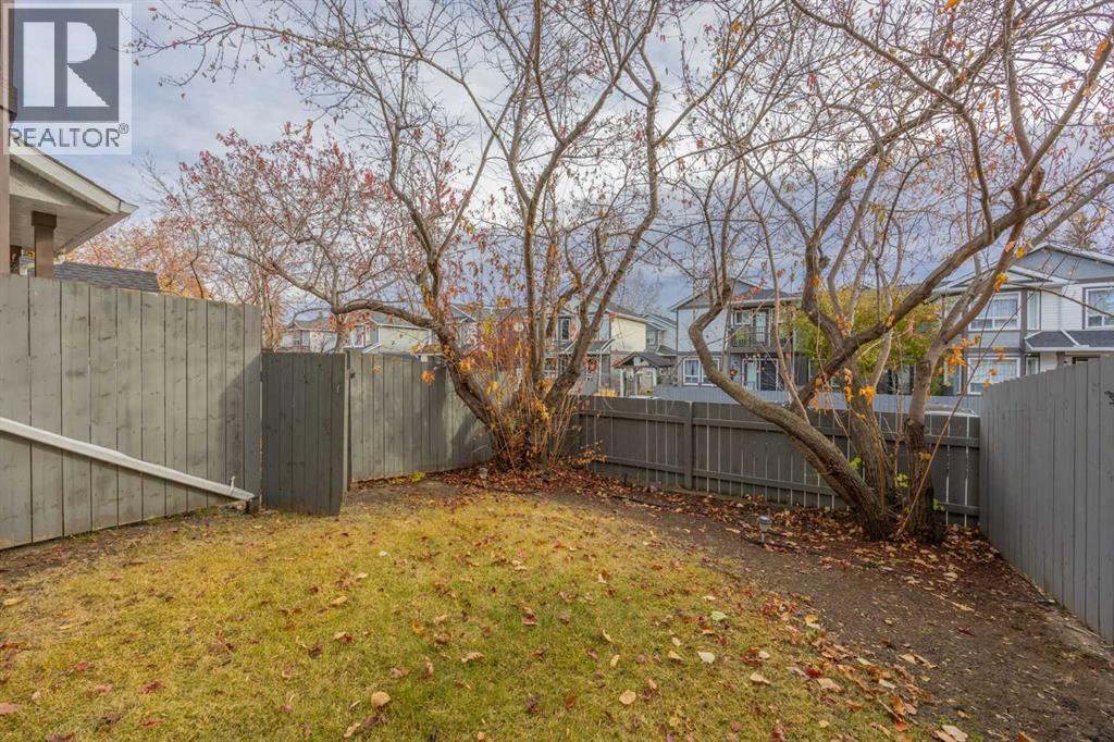 Single Family House for Sale in  Signal Hill Green SW Signal Hill Calgary 