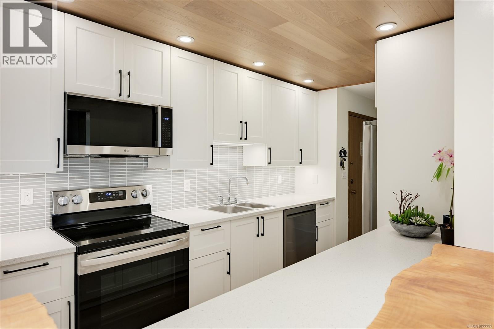 311 3255 Glasgow Ave, Saanich