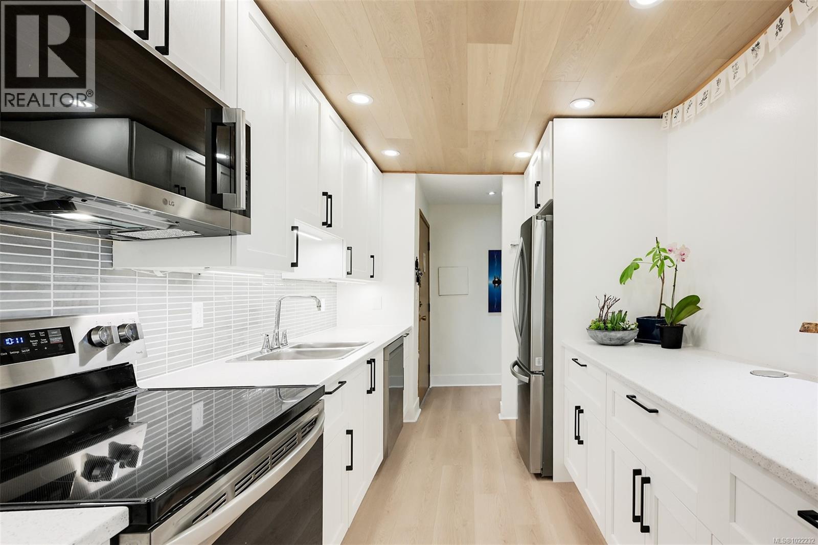 311 3255 Glasgow Ave, Saanich