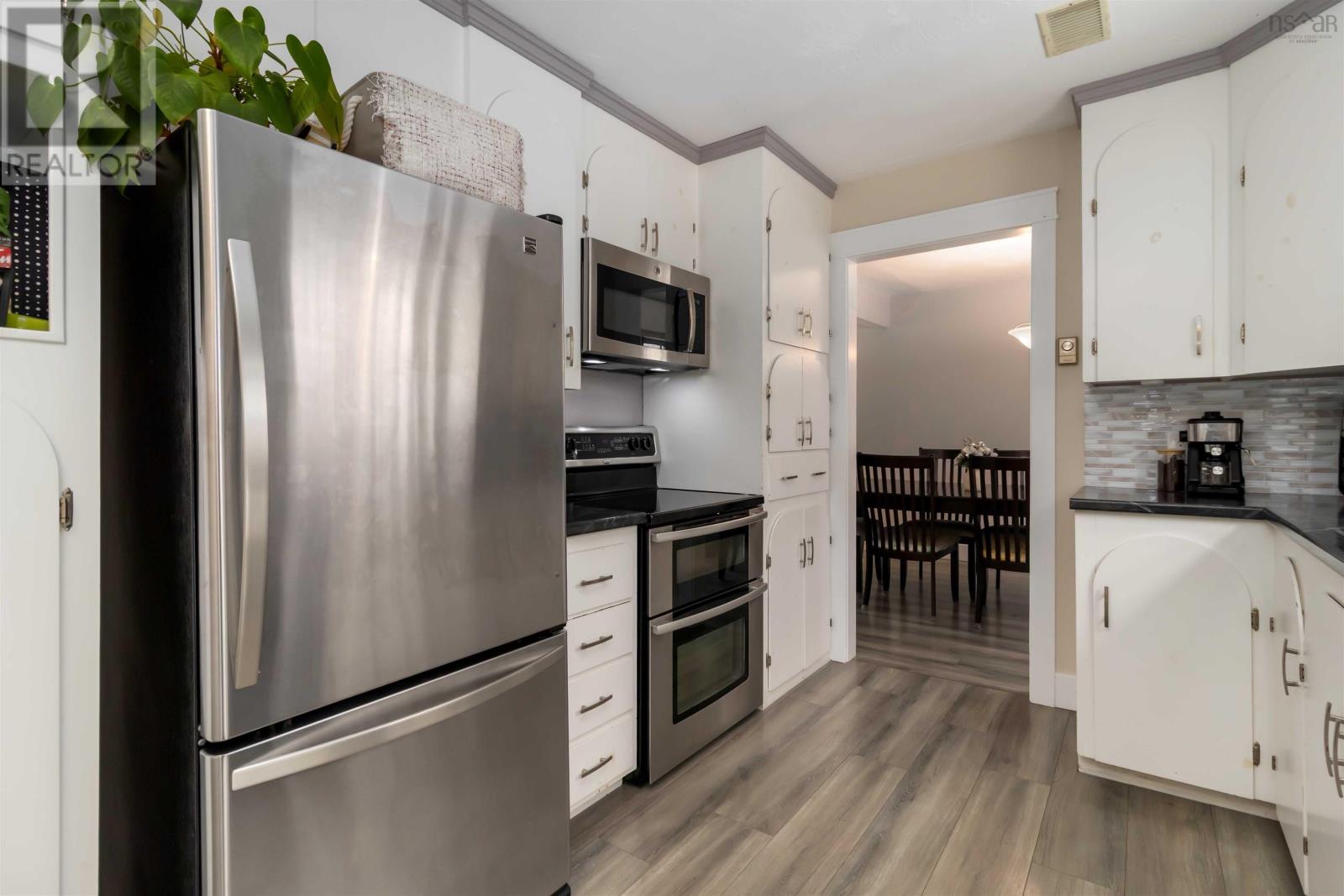 Property 22 of 46 of 17 BELL Avenue