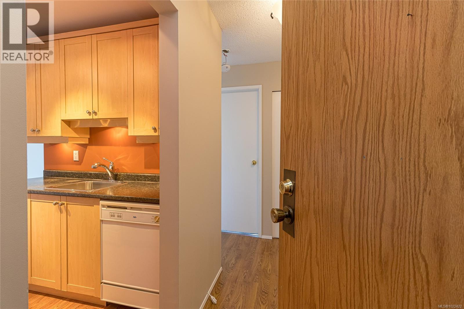 412 1655 Begbie Street, Victoria